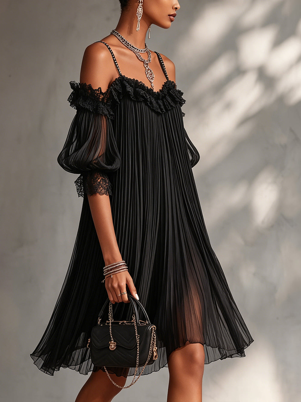 Ginevra | Mini Vestido Negro de Muselina con Escote Descubierto y Bordes de Encaje
