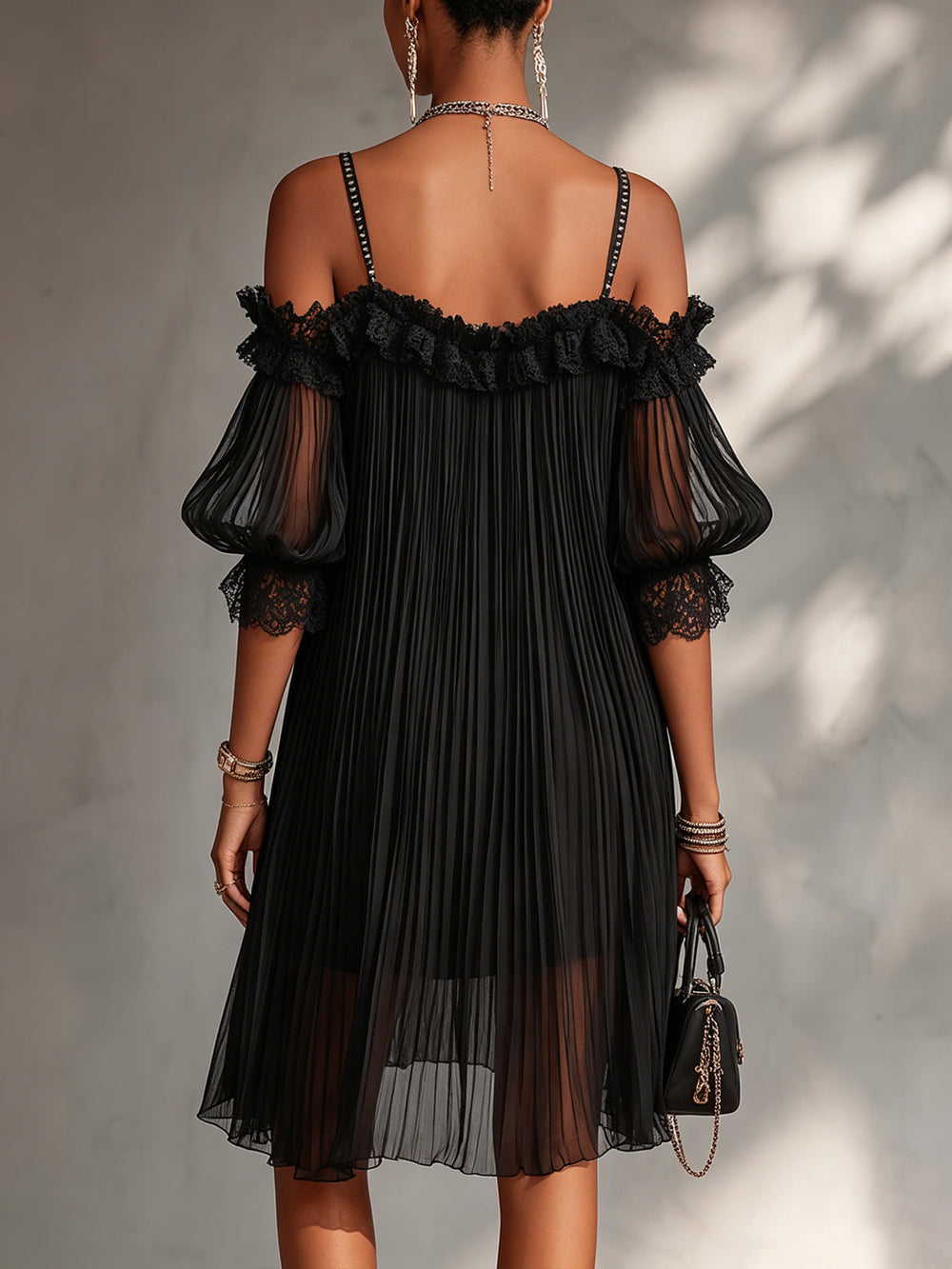 Ginevra | Mini Vestido Negro de Muselina con Escote Descubierto y Bordes de Encaje