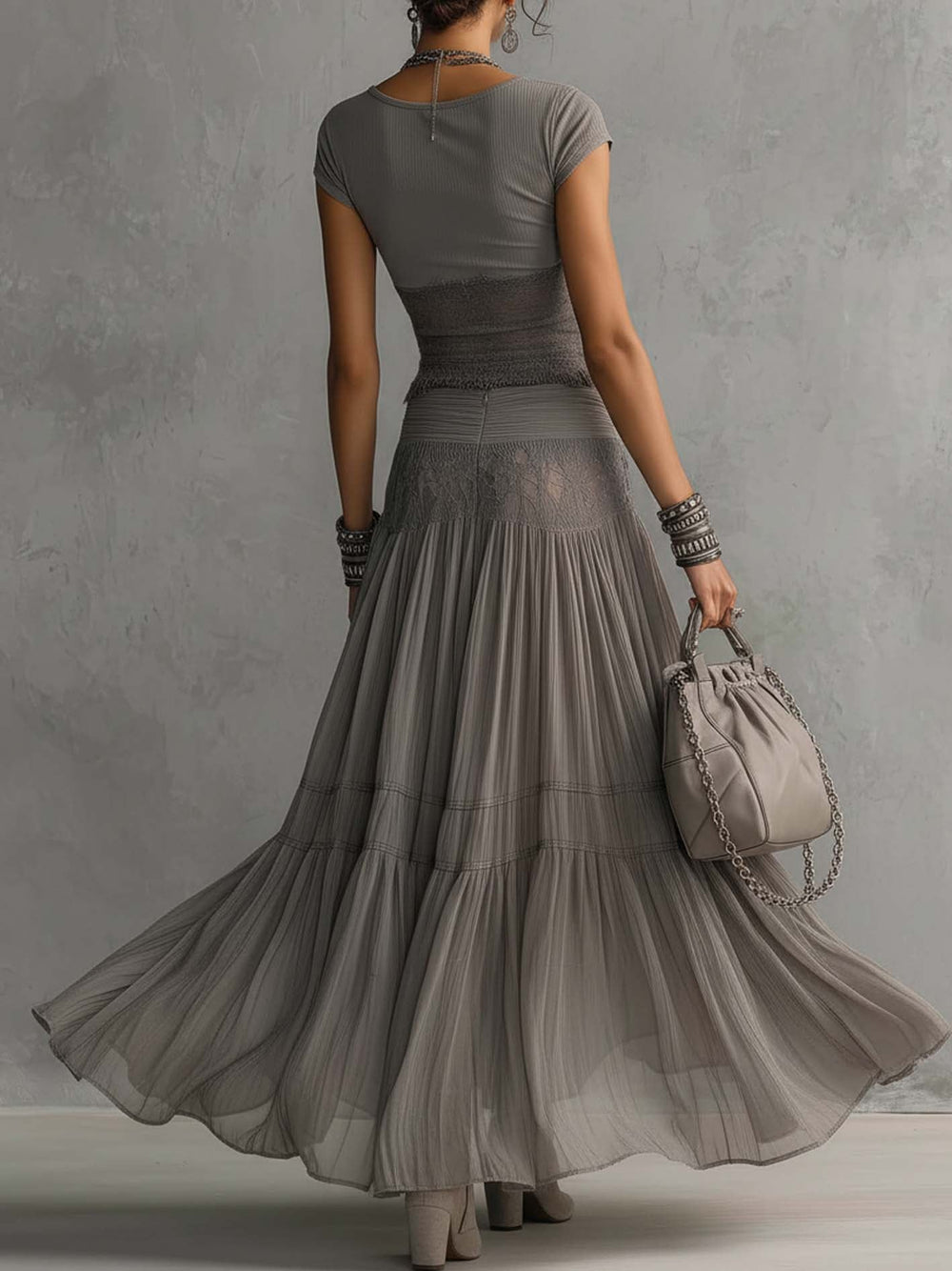Beatrice | Conjunto de Top de Encaje Gris y Falda Maxi Plisada