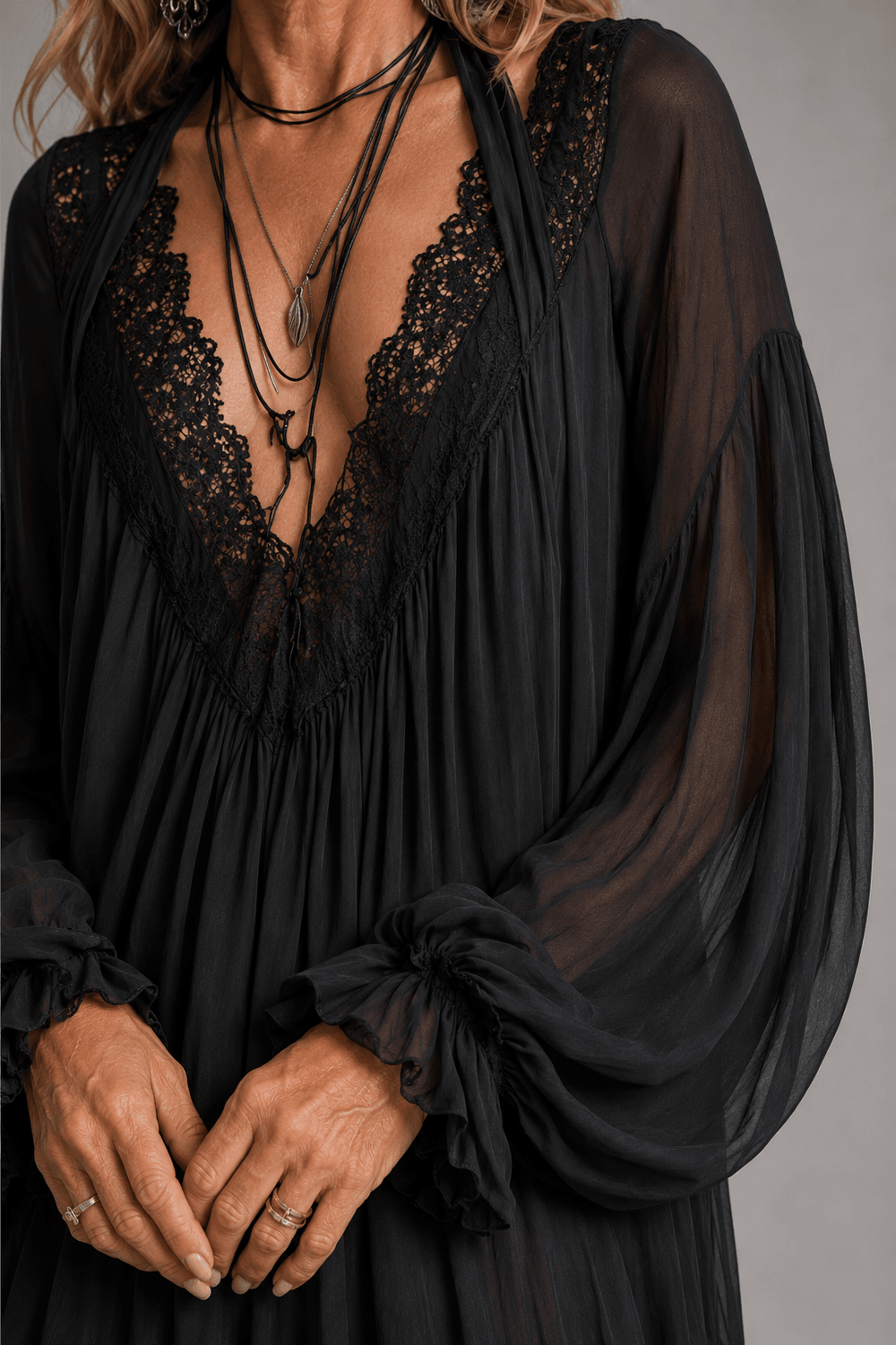 ELARA | Mini Vestido de Gasa Negro con Escote Halter